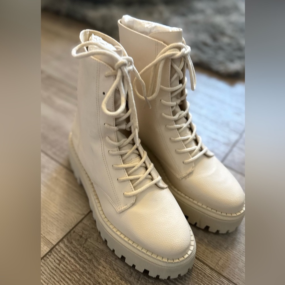 Brand New Women's White Lace-Up Boots from Macy's- Arezzo